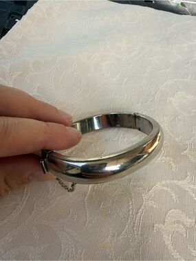 Vintage Silver Tone Women’s Hinged Bangle Bracelet
